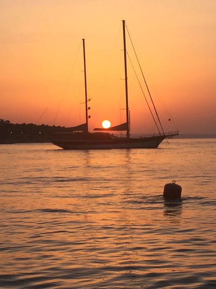 photo-e-boat-tour-sicily-heart-photo